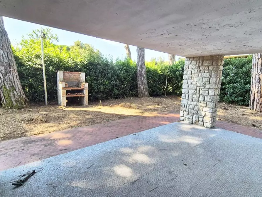 Immagine 9 di Villa in vendita  a Camaiore