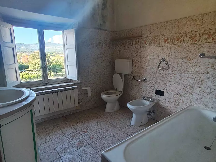 Immagine 6 di Appartamento in vendita  a Lucca