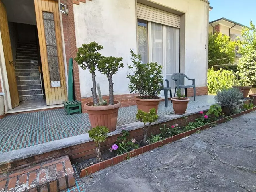 Immagine 1 di Casa bifamiliare in vendita  a Viareggio