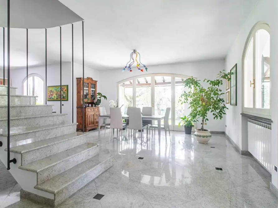 Immagine 2 di Villa in vendita  a Massa