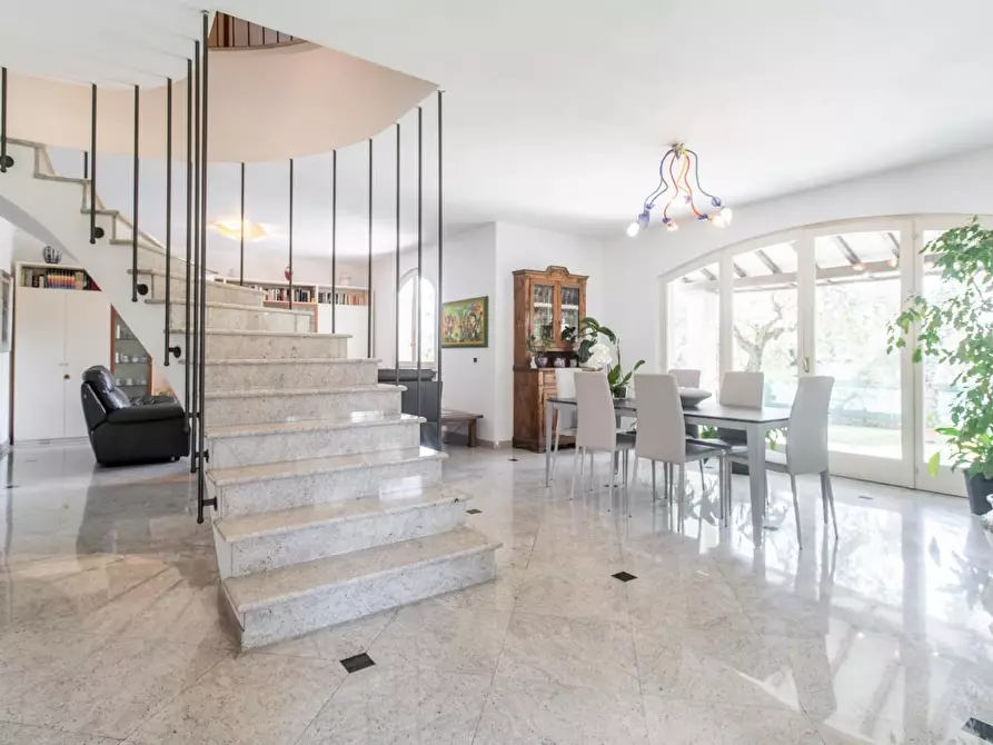 Immagine 3 di Villa in vendita  a Massa