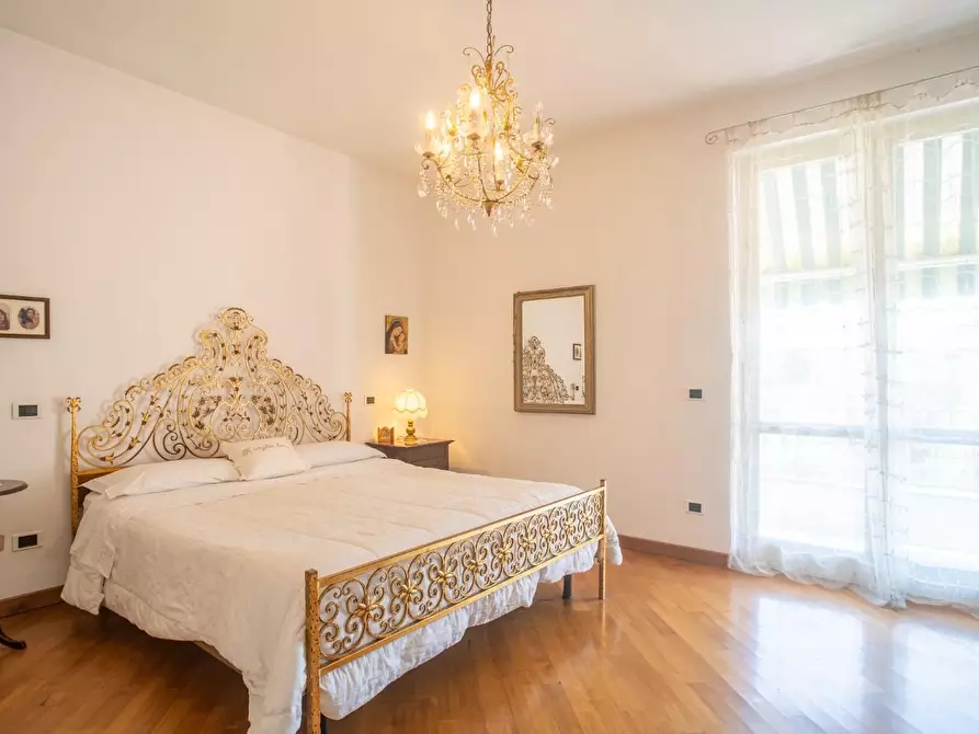 Immagine 20 di Villa in vendita  a Massa