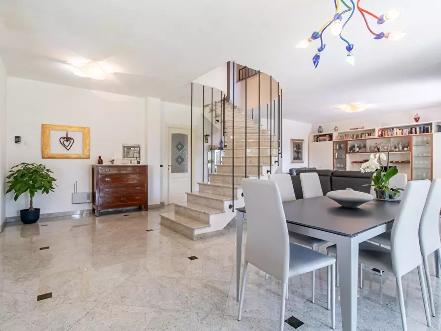 Immagine 4 di Villa in vendita  a Massa
