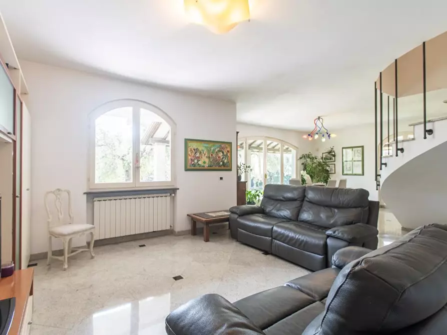 Immagine 6 di Villa in vendita  a Massa
