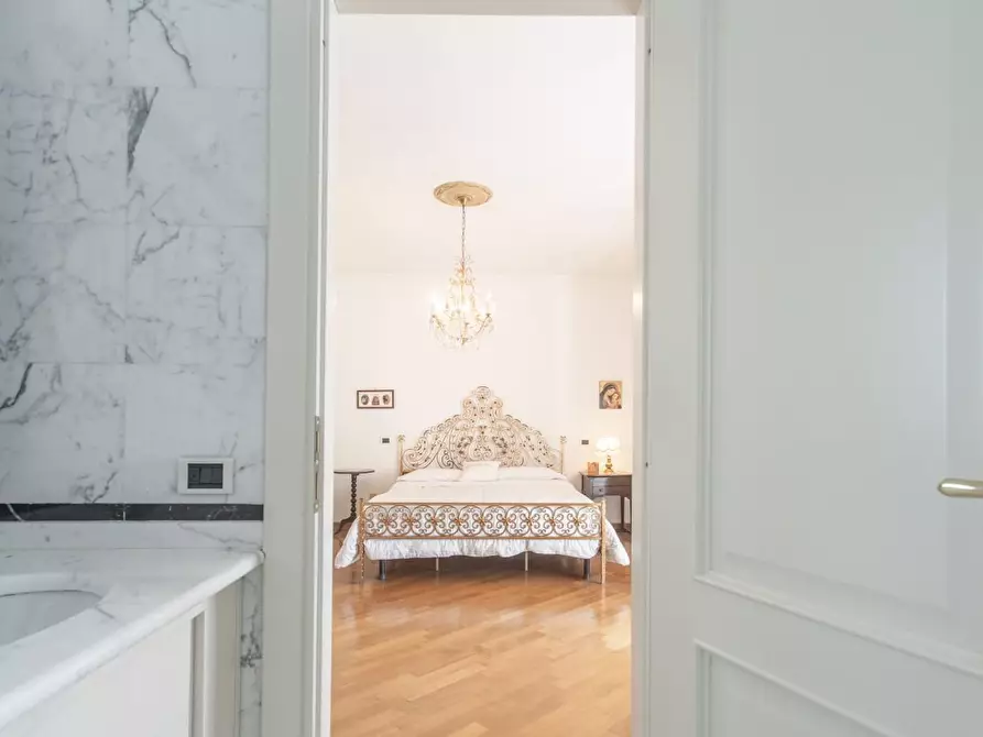 Immagine 22 di Villa in vendita  a Massa