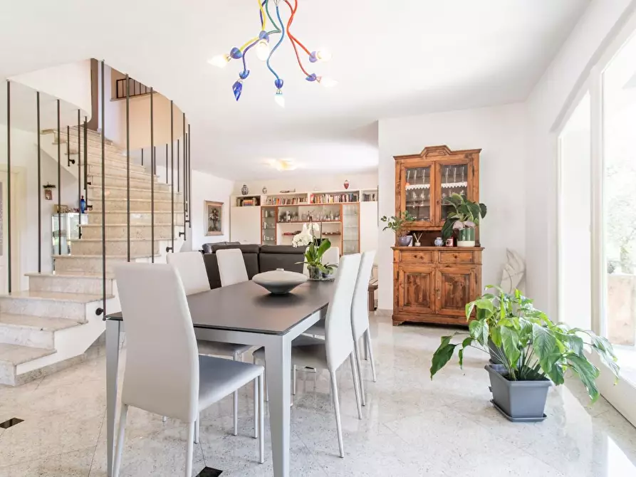 Immagine 5 di Villa in vendita  a Massa