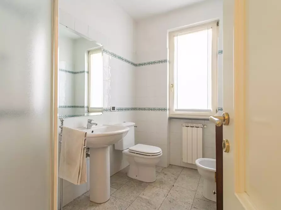 Immagine 11 di Villa in vendita  a Massa