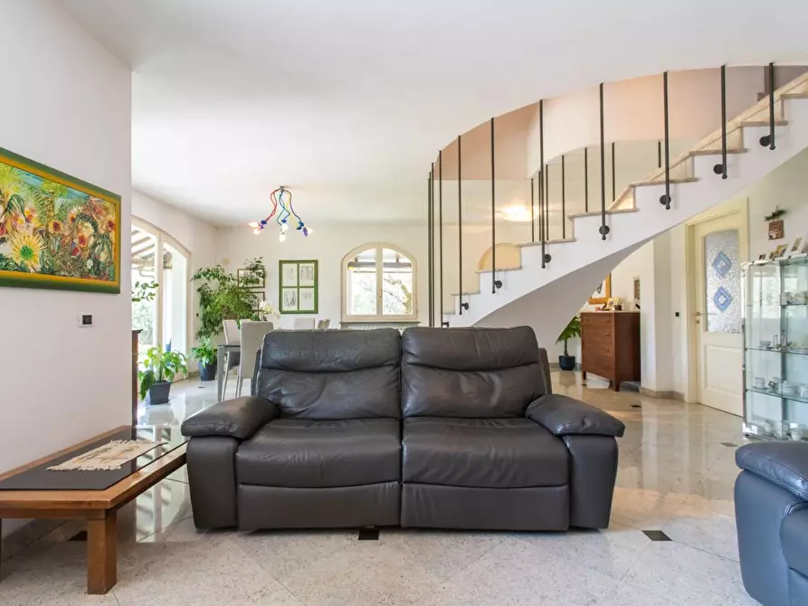 Immagine 7 di Villa in vendita  a Massa
