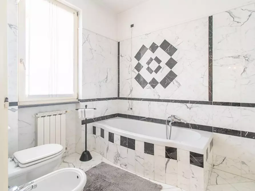 Immagine 26 di Villa in vendita  a Massa