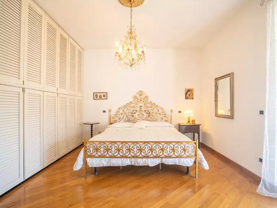 Immagine 19 di Villa in vendita  a Massa