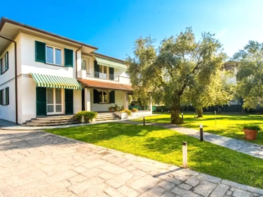 Immagine 34 di Villa in vendita  a Massa