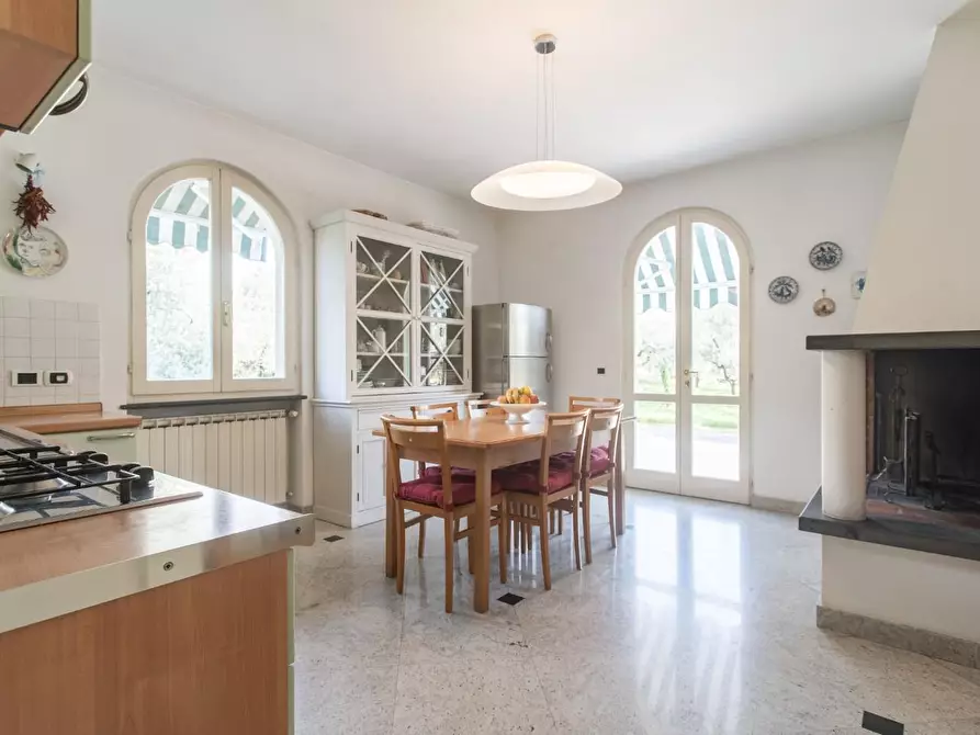 Immagine 8 di Villa in vendita  a Massa