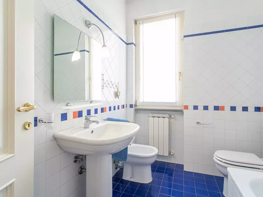 Immagine 28 di Villa in vendita  a Massa