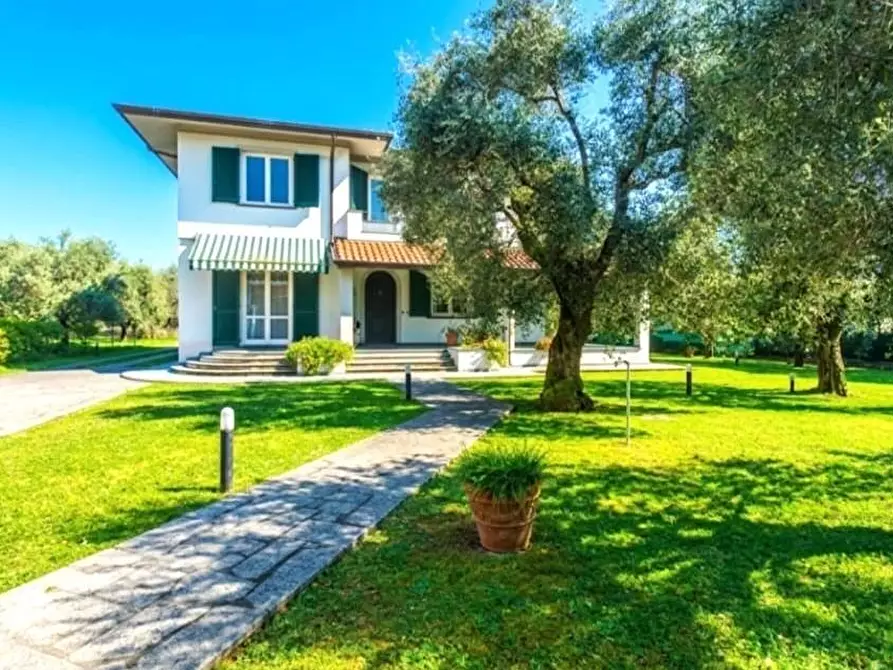Immagine 1 di Villa in vendita  a Massa