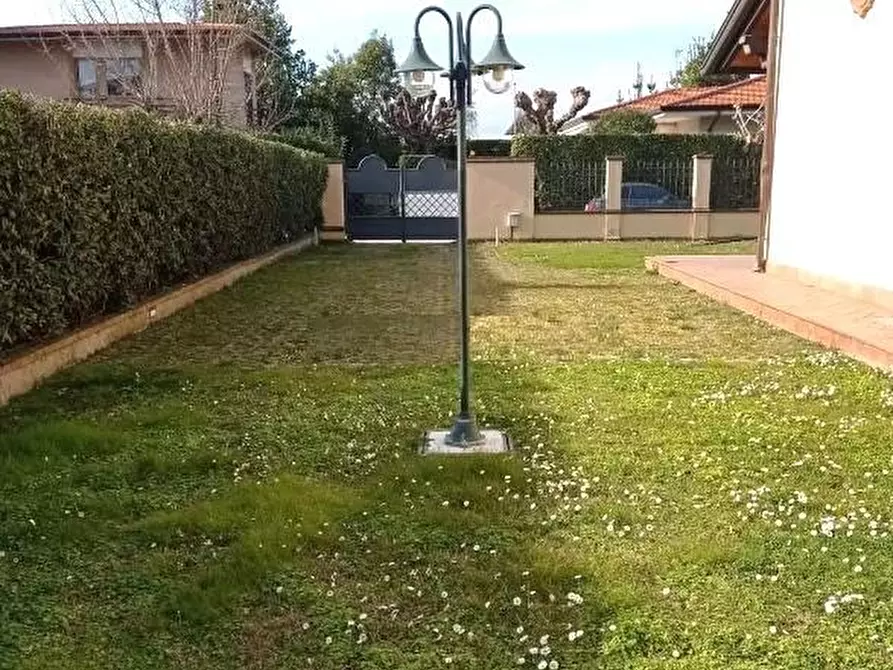 Immagine 26 di Villetta a schiera in vendita  a Forte Dei Marmi