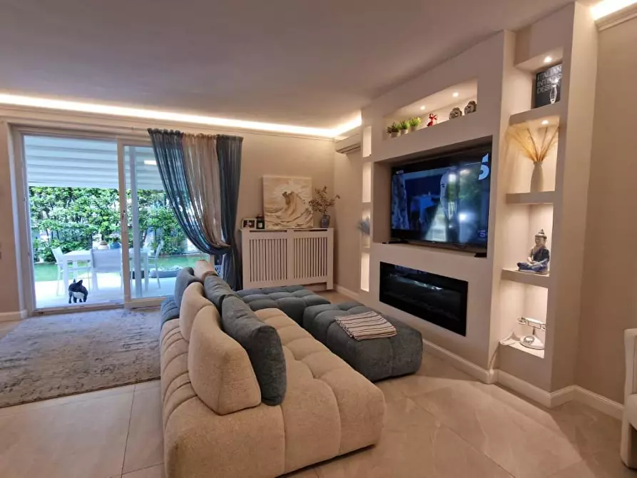 Immagine 1 di Casa bifamiliare in vendita  a Camaiore