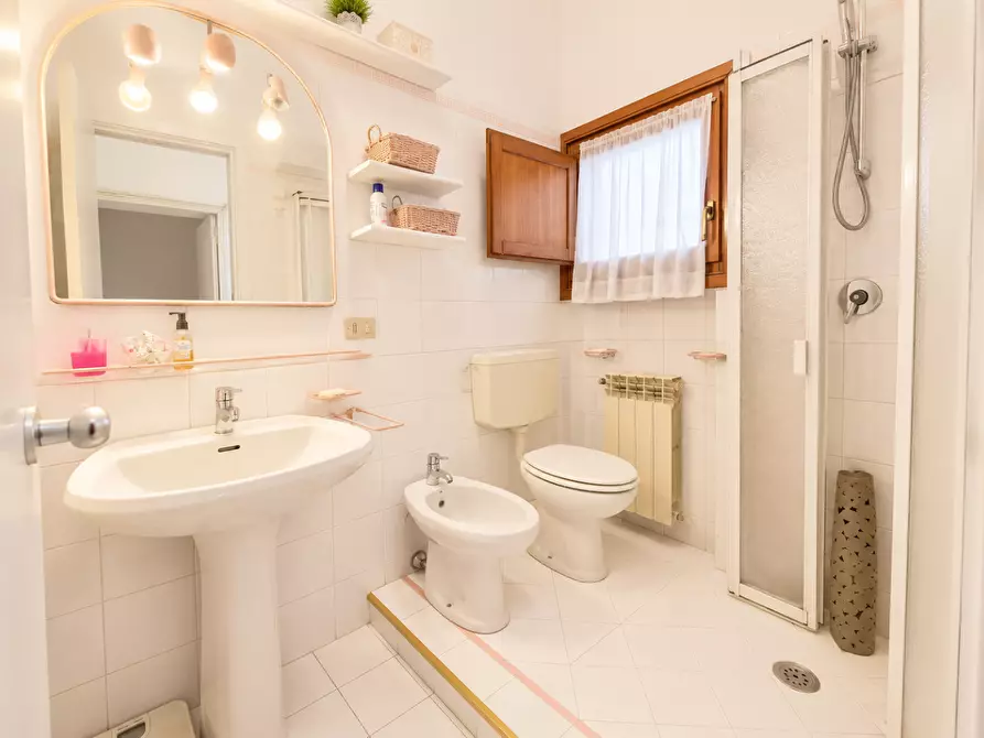 Immagine 25 di Casa bifamiliare in vendita  a Montignoso