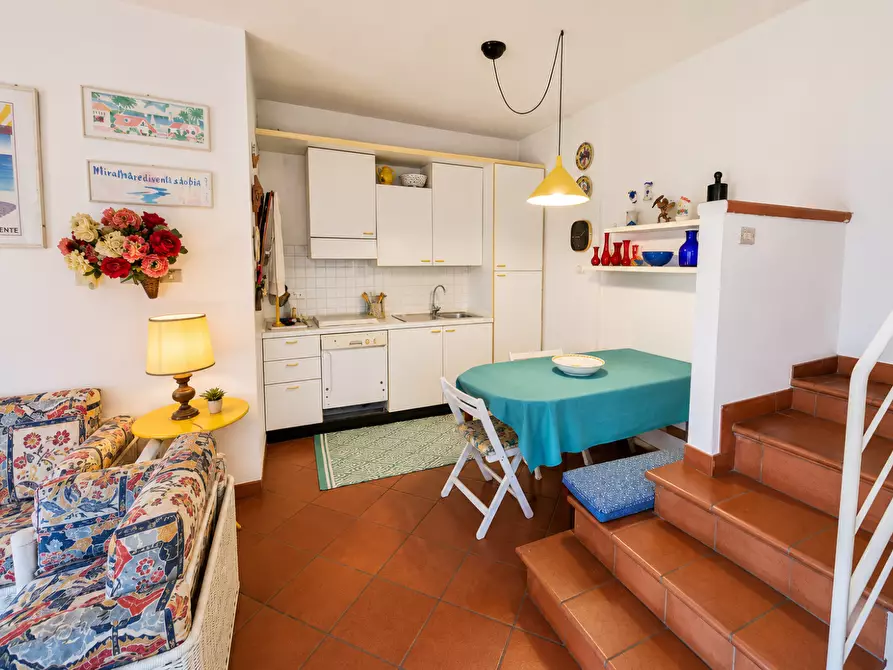 Immagine 12 di Casa bifamiliare in vendita  a Montignoso