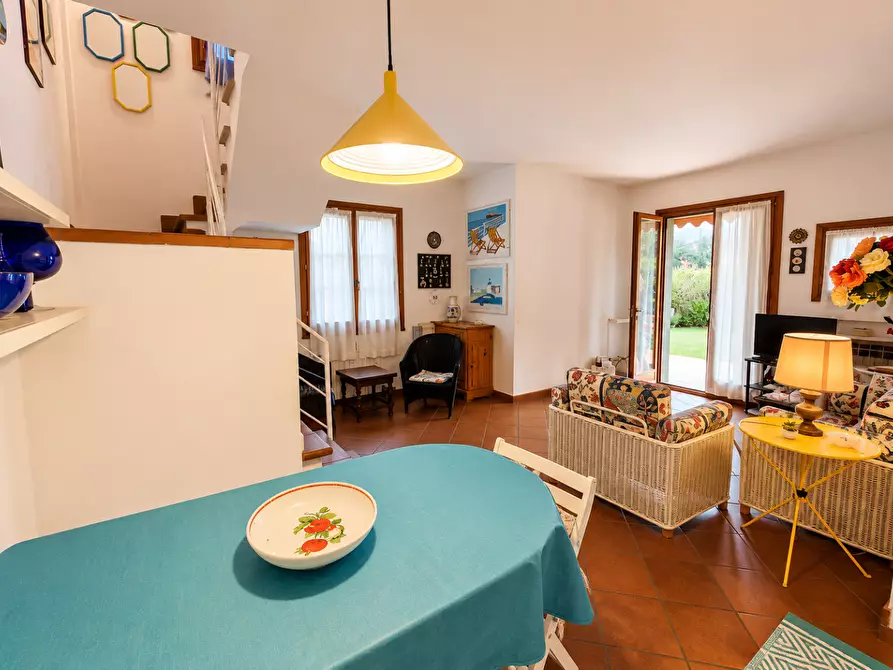 Immagine 19 di Casa bifamiliare in vendita  a Montignoso
