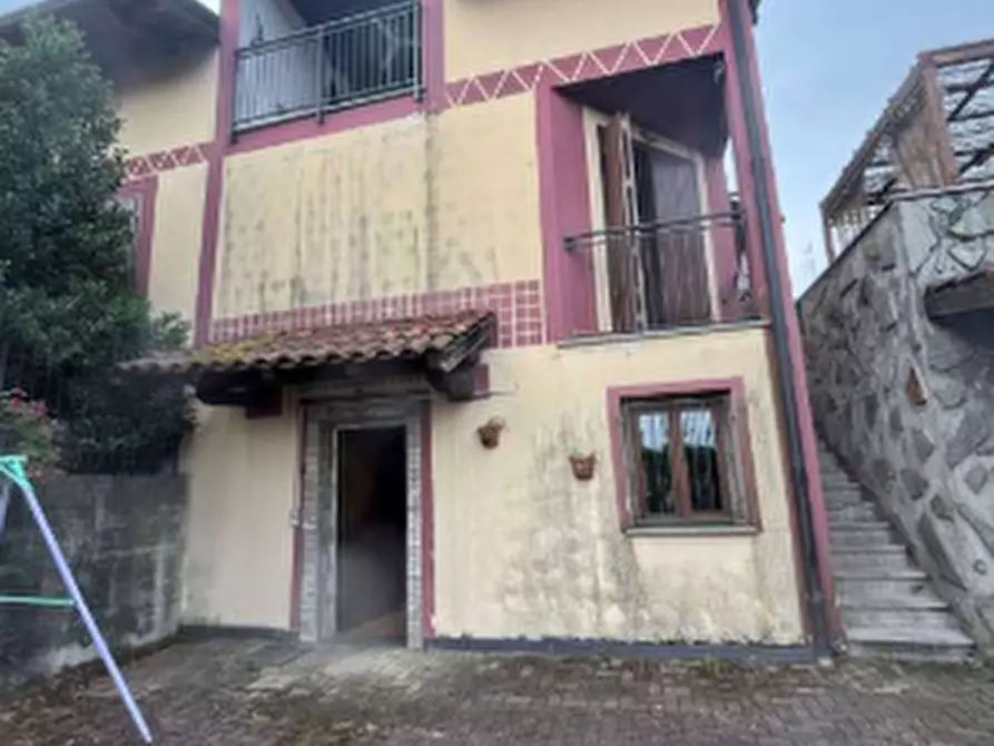 Immagine 1 di Villa in vendita  a Divignano