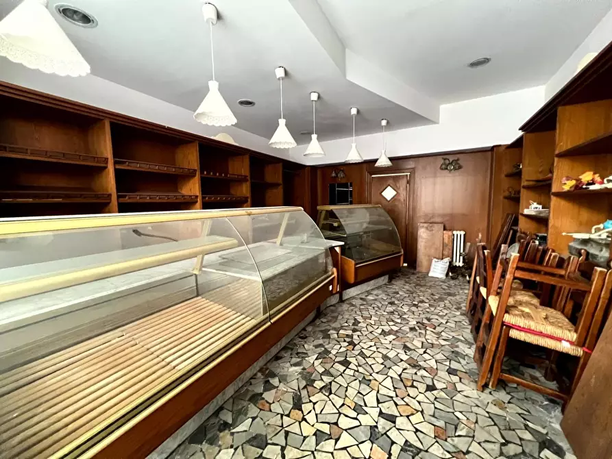 Immagine 3 di Locale commerciale in vendita  a Borgo A Mozzano