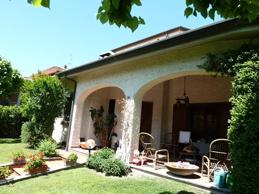Immagine 3 di Villa in vendita  a Viareggio