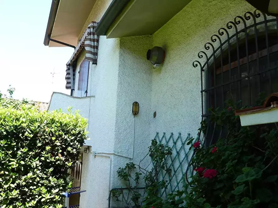 Immagine 5 di Villa in vendita  a Viareggio