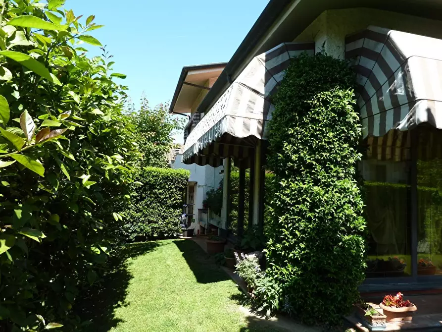 Immagine 10 di Villa in vendita  a Viareggio