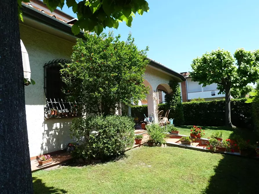 Immagine 12 di Villa in vendita  a Viareggio