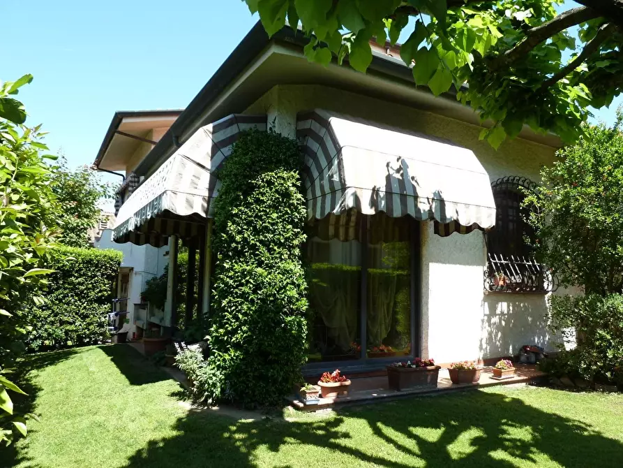 Immagine 14 di Villa in vendita  a Viareggio