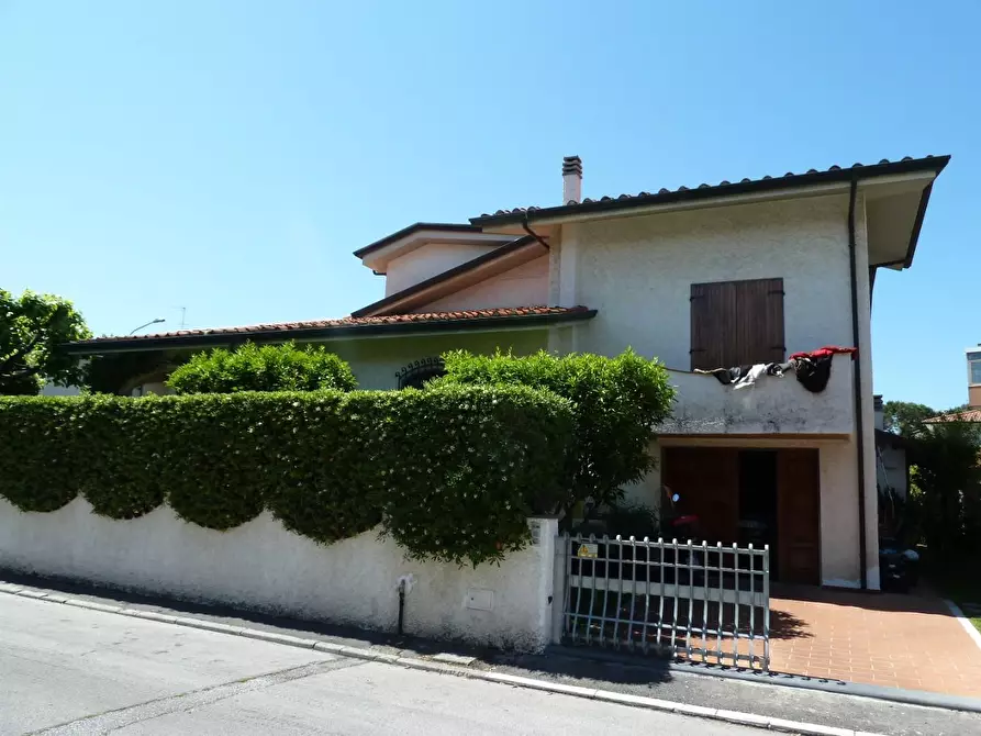 Immagine 13 di Villa in vendita  a Viareggio