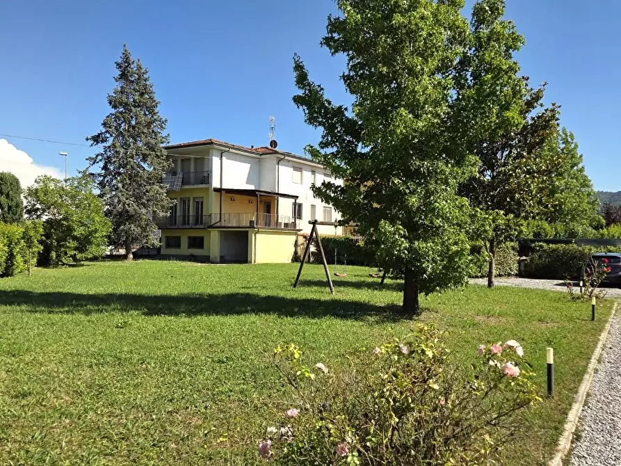 Immagine 1 di Casa bifamiliare in vendita  a Lucca