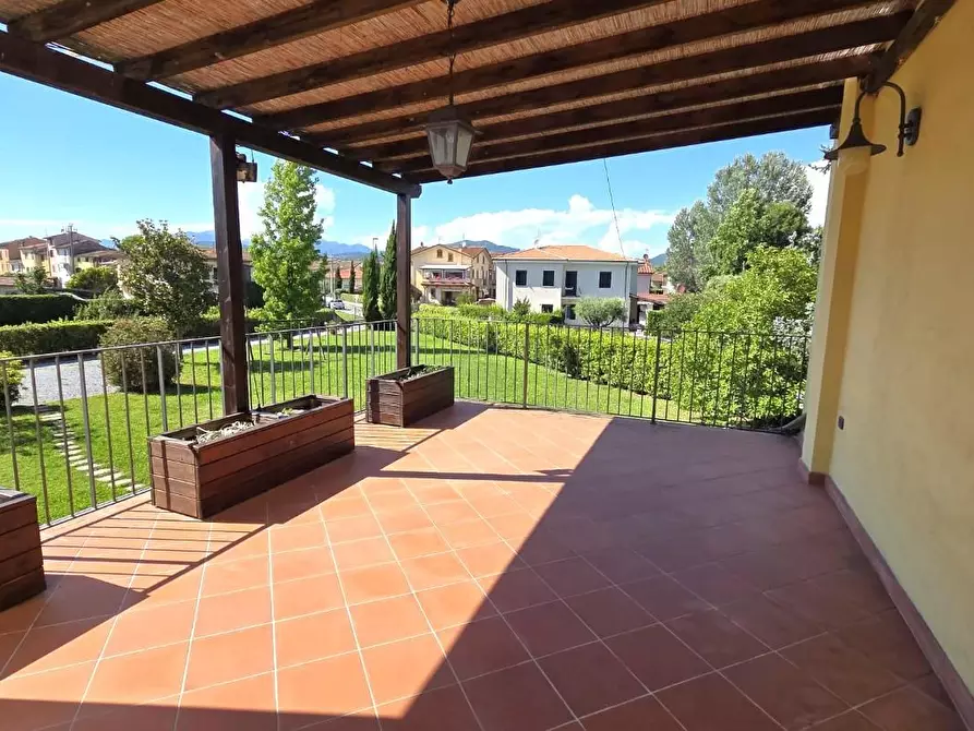 Immagine 2 di Casa bifamiliare in vendita  a Lucca