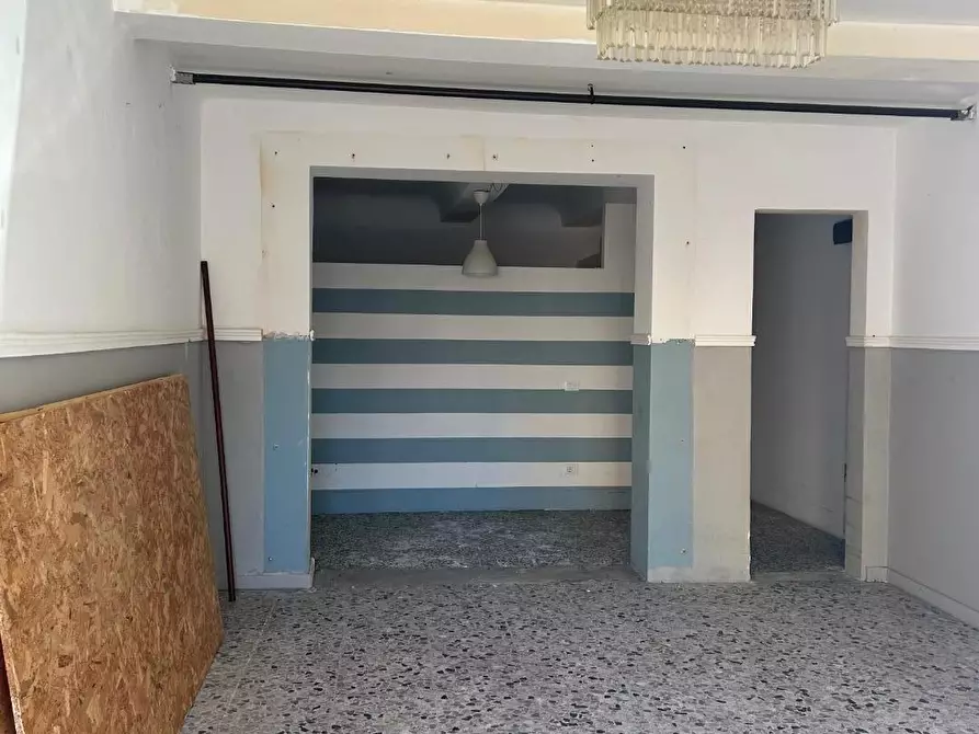 Immagine 12 di Negozio in vendita  a Viareggio