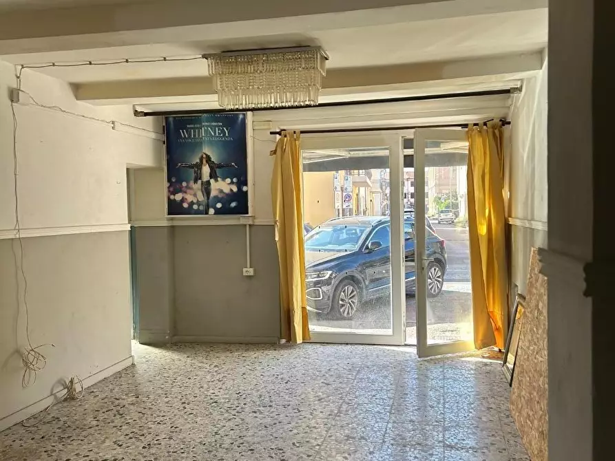 Immagine 2 di Negozio in vendita  a Viareggio