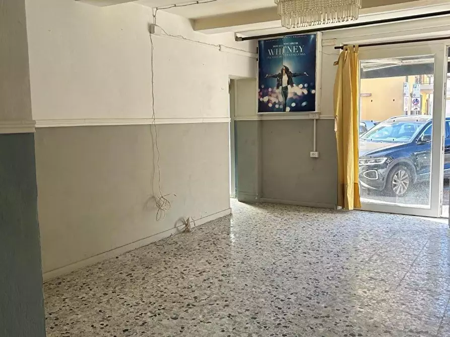 Immagine 3 di Negozio in vendita  a Viareggio