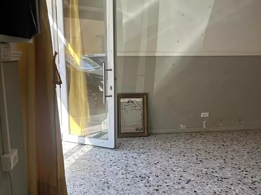Immagine 13 di Negozio in vendita  a Viareggio