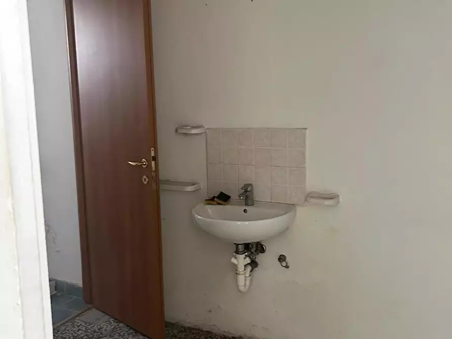 Immagine 9 di Negozio in vendita  a Viareggio