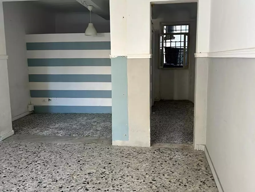 Immagine 10 di Negozio in vendita  a Viareggio