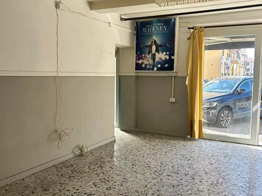 Immagine 8 di Negozio in vendita  a Viareggio