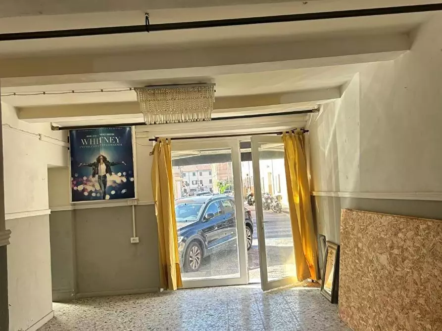Immagine 1 di Negozio in vendita  a Viareggio