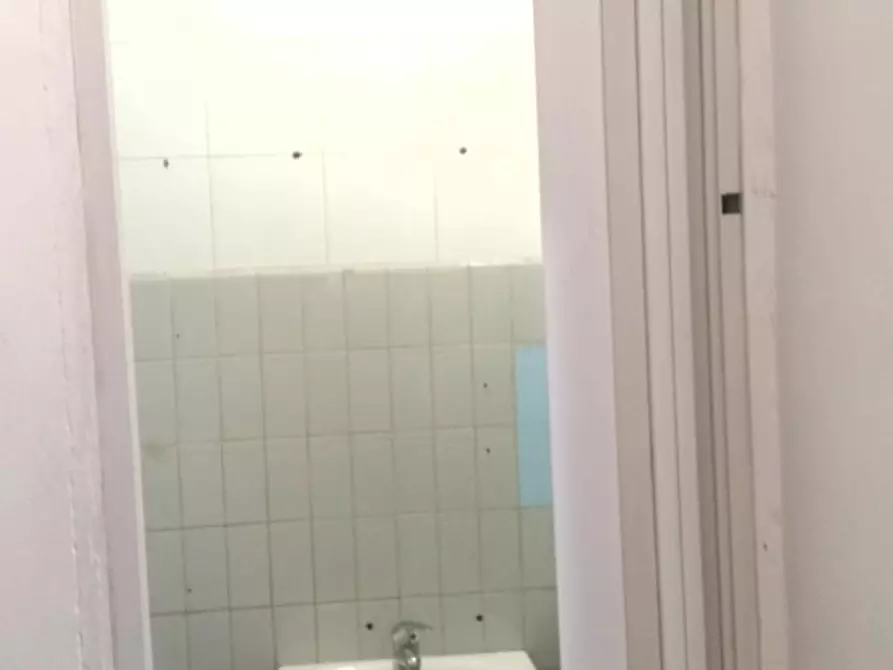 Immagine 6 di Negozio in affitto  a Massa