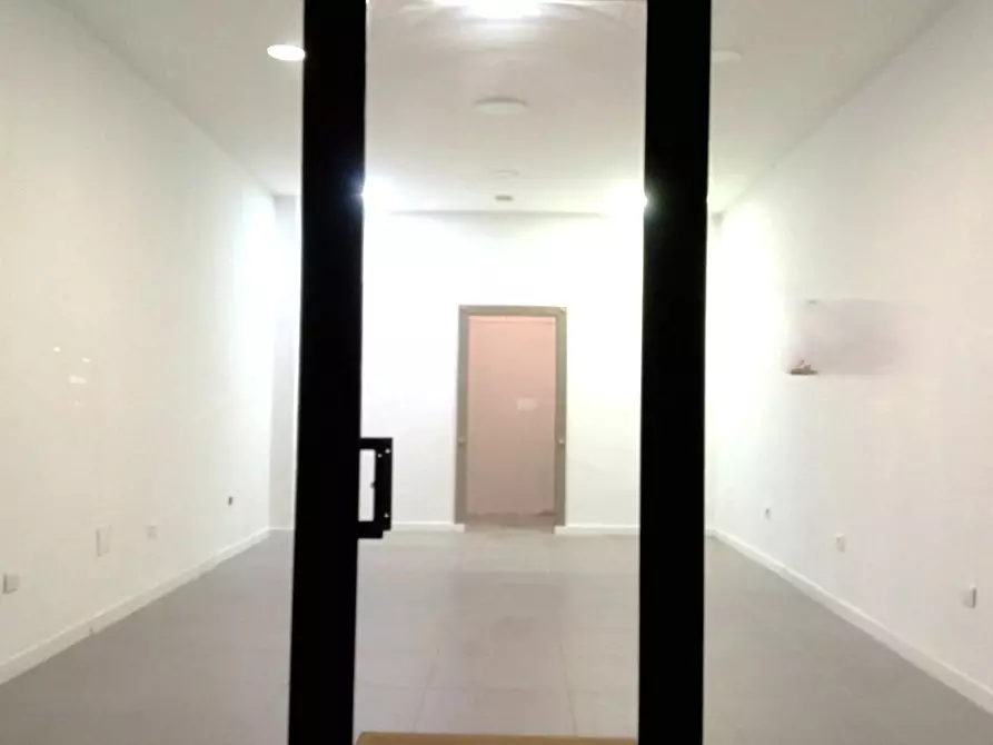Immagine 8 di Negozio in affitto  a Massa