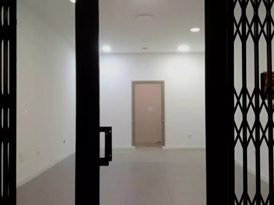 Immagine 1 di Negozio in affitto  a Massa