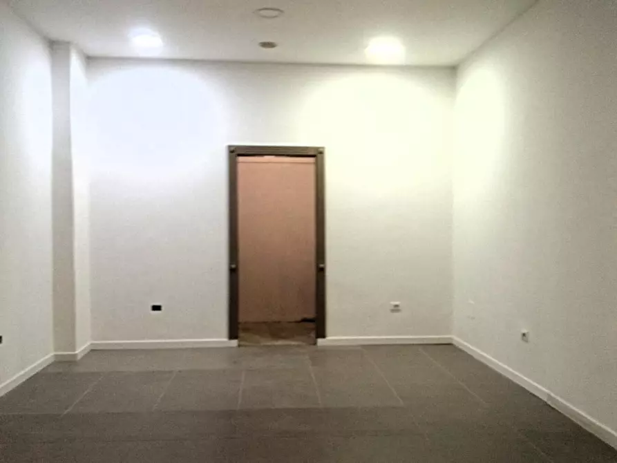 Immagine 10 di Negozio in affitto  a Massa