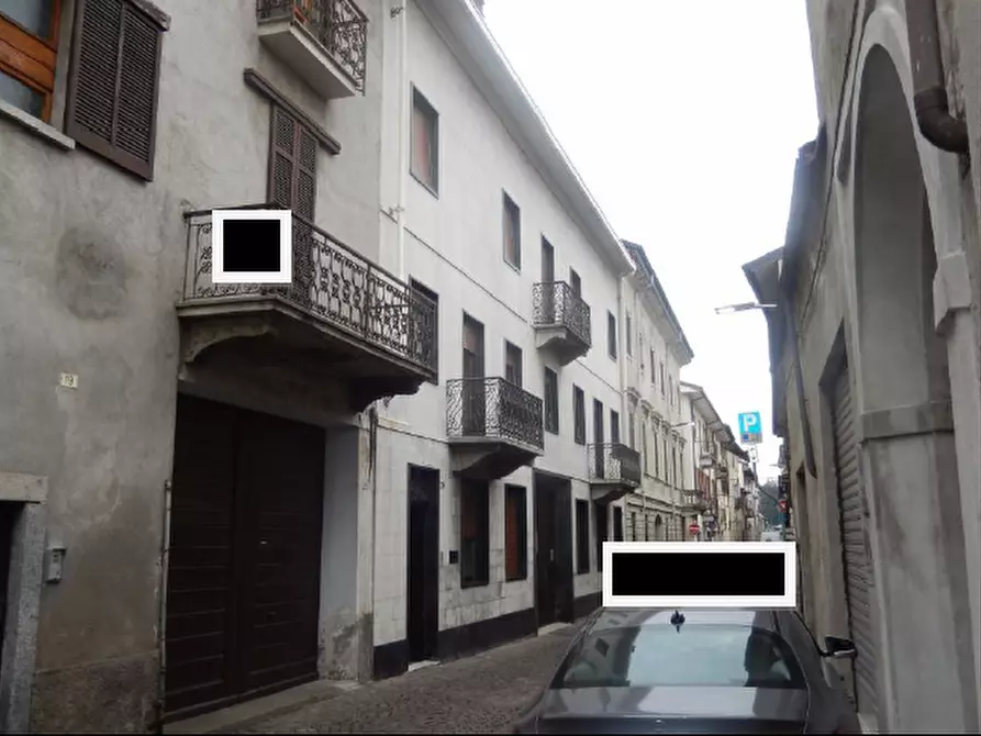 Immagine 1 di Palazzo in vendita  a Borgomanero