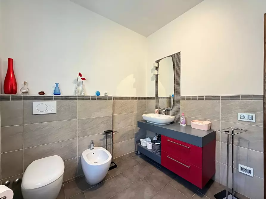 Immagine 11 di Villa in vendita  a Lucca
