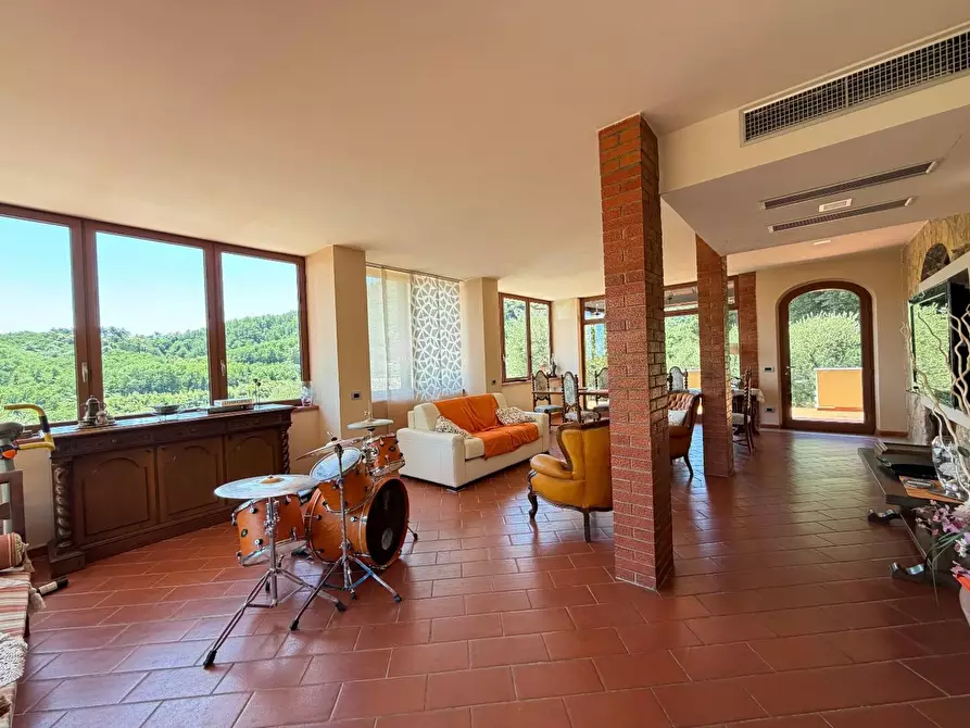 Immagine 8 di Villa in vendita  a Lucca