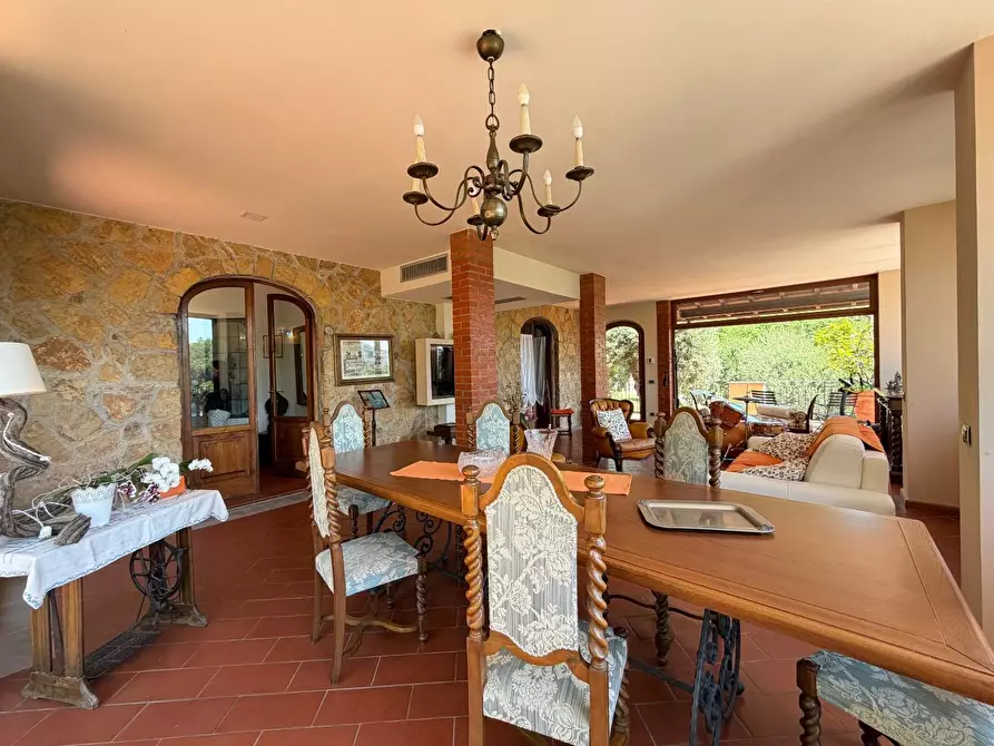 Immagine 7 di Villa in vendita  a Lucca