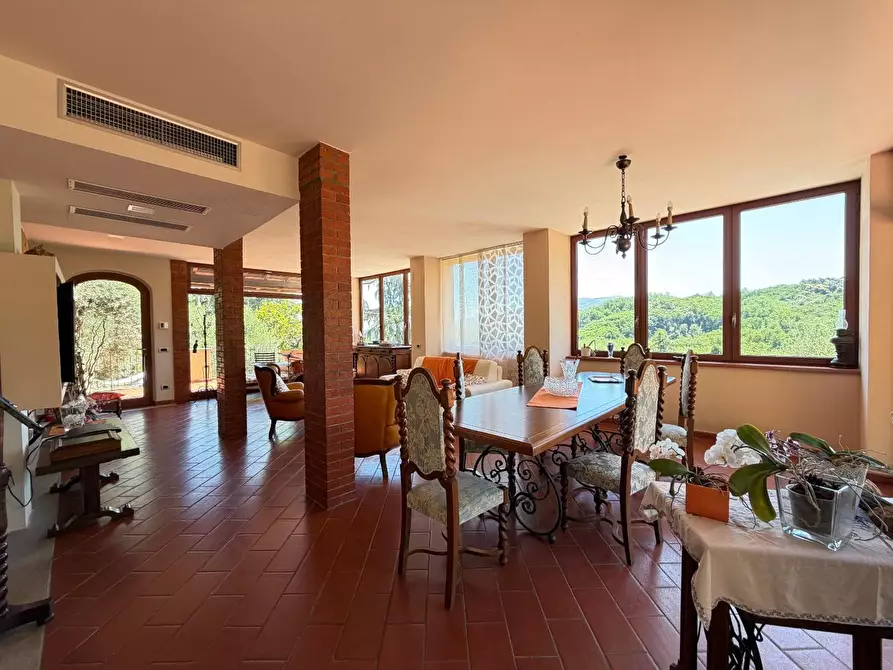 Immagine 9 di Villa in vendita  a Lucca